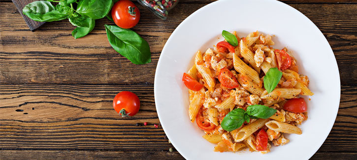 Penne mit würzigem Hähnchen und Tomaten
