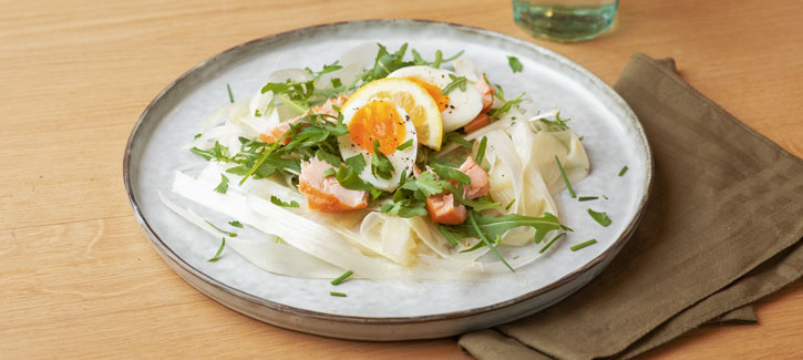 Spargel-Tagliatelle mit frischem Lachs und Ei