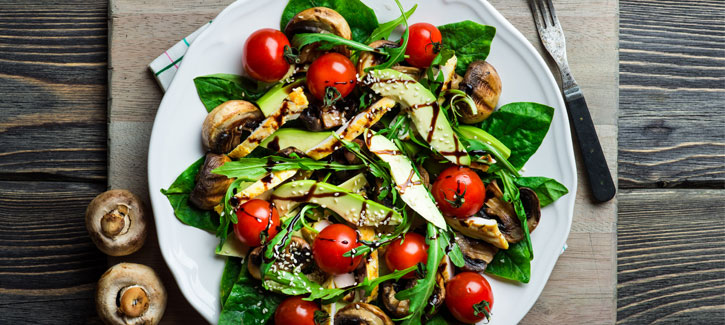 Hähnchensalat mit gebratenen Champignons, Tomaten und Avocado