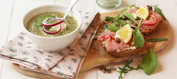 Zucchinisuppe mit Brötchen Roastbeef-Tonnato