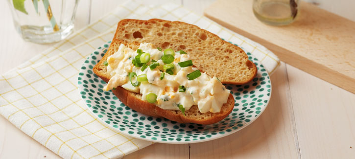 Croissant mit frischem Eiersalat