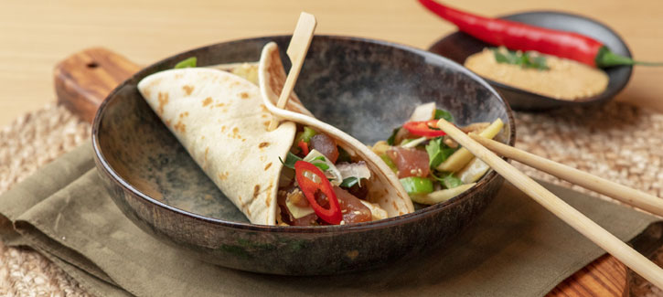 Wrap mit Thaigemüse und frischem Thunfisch