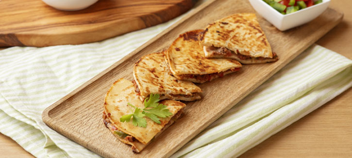Quesadilla mit Tatar, Paprika und Tomate