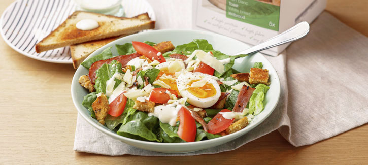 Caesar-Salat mit Ei, Schinken und selbst gemachten Croutons
