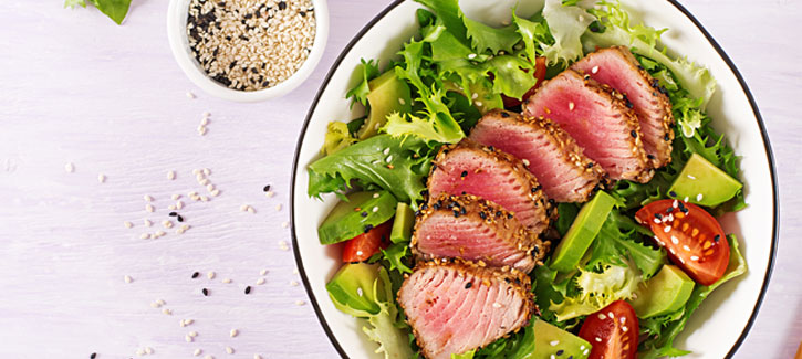 Salat mit gegrilltem Thunfisch, Tomate und Avocado