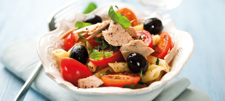 Nudelsalat mit Thunfisch, Tomaten und schwarzen Oliven