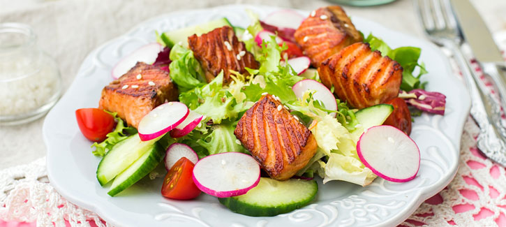 Salat mit gebratenem Lachs, Radieschen und Tomate