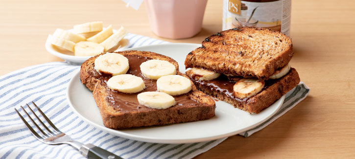 Geröstetes Brot mit Banane und Schokoladenpaste
