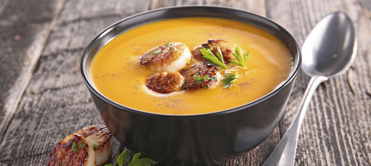 Kürbissuppe mit gebratenen Jakobsmuscheln