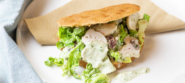 Mediterranes Brötchen Caesar-Salat