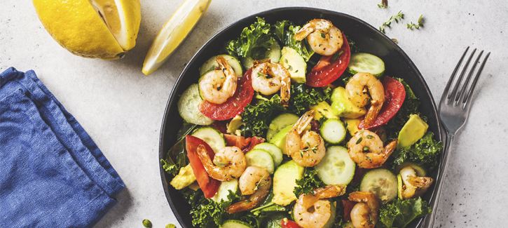 Lauwwarmer Grünkohlsalat mit Garnelen, Tomate und Avocado
