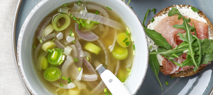 Klare Lauch-Zwiebelsuppe mit Rohschinken-Brötchen