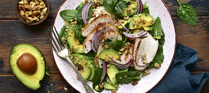 Spinatsalat mit gegrilltem Hähnchenfilet, Avocado und Walnüssen