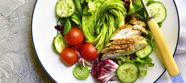 Salat mit gegrilltem Hähnchen und Avocado