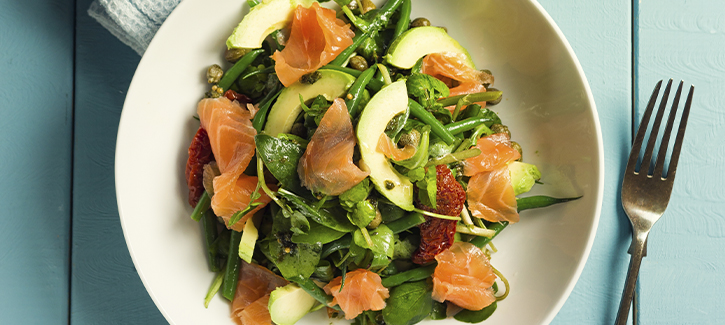 Geräucherter Lachssalat mit grünen Bohnen, getrockneten Tomaten und Pesto