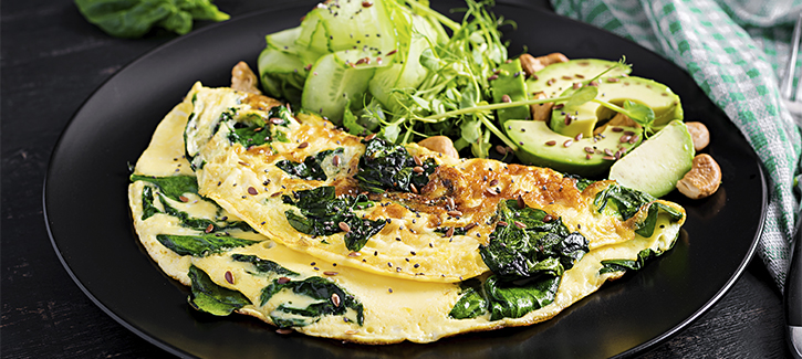Omelett mit Spinat und Gurken-Rucola-Salat