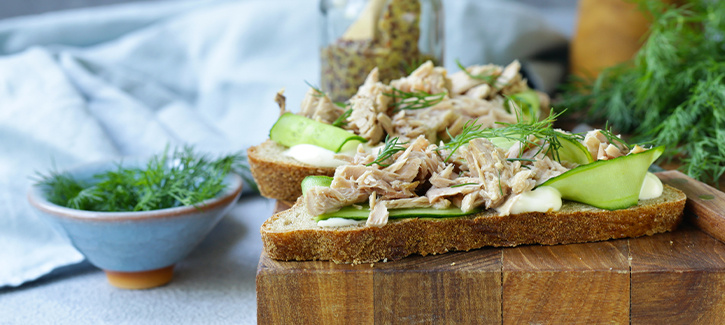 Toast mit Thunfisch und Gurke